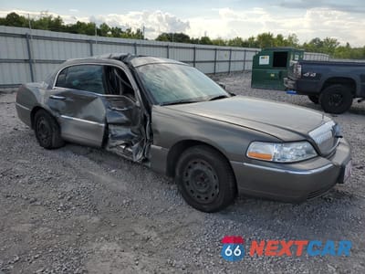 Czwarte zdjęcie samochodu z boku: 2003 LINCOLN TOWN CAR SIGNATURE VIN:1LNHM82W73Y680066 - miniatura