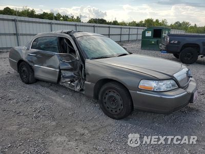 Czwarte zdjęcie samochodu z boku: 2003 LINCOLN TOWN CAR SIGNATURE VIN:1LNHM82W73Y680066 - miniatura