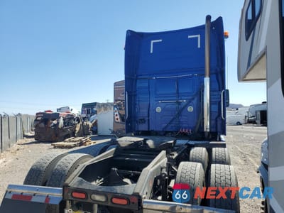 Czwarte zdjęcie samochodu z boku: 2015 VOLVO VN VNL VIN:4V4NC9EH4FN176940 - miniatura