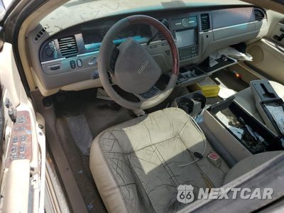 Zdjęcie 8 z 12 samochodu: 2005 LINCOLN TOWN CAR SIGNATURE LIMITED VIN:1LNHM82W95Y650165 - miniatura