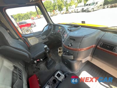 Zdjęcie 8 z 11 samochodu: 2008 VOLVO VN VNM VIN:4V4MC9EG18N498358 - miniatura