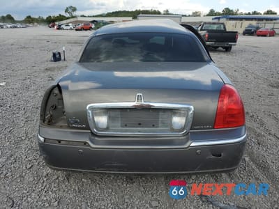Zdjęcie 6 z 14 samochodu: 2003 LINCOLN TOWN CAR SIGNATURE VIN:1LNHM82W73Y680066 - miniatura