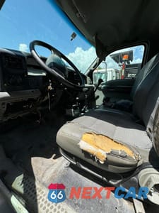 Piąte zdjęcie samochodu w środku: 2004 FORD F750 SUPER DUTY VIN:3FRXF75814V652064 - miniatura