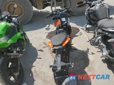 Czwarte zdjęcie samochodu z boku: 2023 KTM 200 DUKE VIN:MD2JPC403PC027160 - miniatura
