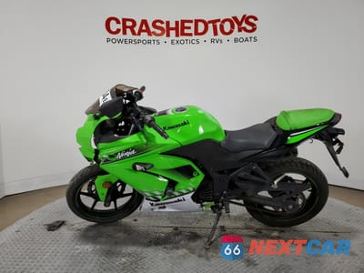 Trzecie zdjęcie samochodu z tyłu: 2010 KAWASAKI EX250 J VIN:JKAEXMJ19ADA64156 - miniatura