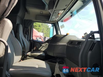 Piąte zdjęcie samochodu w środku: 2024 VOLVO VN VNL VIN:4V4NC9EJ2RN635079 - miniatura