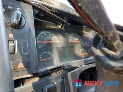 Zdjęcie 8 z 10 samochodu: 2013 VOLVO VN VNL VIN:4V4NC9TG2DN135987 - miniatura