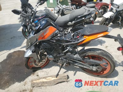 Trzecie zdjęcie samochodu z tyłu: 2023 KTM 200 DUKE VIN:MD2JPC403PC027160 - miniatura