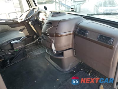 Piąte zdjęcie samochodu w środku: 2014 VOLVO VN VNL VIN:4V4NC9EH7EN175022 - miniatura