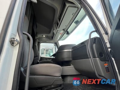 Piąte zdjęcie samochodu w środku: 2020 VOLVO VN VNL VIN:4V4NC9EH1LN211395 - miniatura