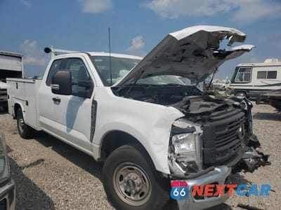 Czwarte zdjęcie samochodu z boku: 2023 FORD F250 SUPER DUTY VIN:1FT7X2AA6PEC51972 - miniatura