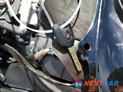 Zdjęcie 8 z 10 samochodu: 2016 HONDA CBR1000 RR VIN:JH2SC5914GK800105 - miniatura