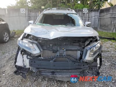 Piąte zdjęcie samochodu w środku: 2020 NISSAN ROGUE S VIN:5N1AT2MT2LC726730 - miniatura