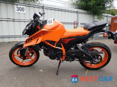 Trzecie zdjęcie samochodu z tyłu: 2024 KTM 390 DUKE VIN:MD2JPJ402RN277520 - miniatura