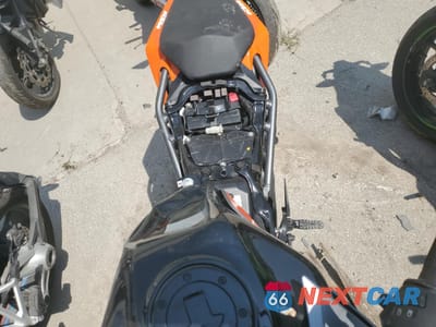 Piąte zdjęcie samochodu w środku: 2023 KTM 200 DUKE VIN:MD2JPC403PC027160 - miniatura