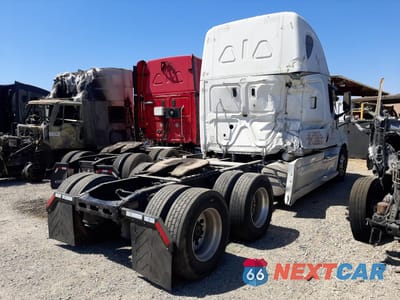 Czwarte zdjęcie samochodu z boku: 2021 FREIGHTLINER CASCADIA 126 VIN:3AKJHHDR5MSMZ6645 - miniatura