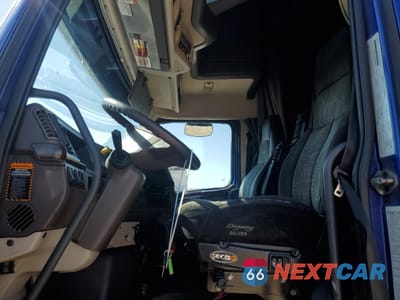 Piąte zdjęcie samochodu w środku: 2015 VOLVO VN VNL VIN:4V4NC9EH4FN176940 - miniatura