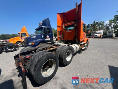 Piąte zdjęcie samochodu w środku: 2008 VOLVO VN VNM VIN:4V4MC9EG18N263524 - miniatura
