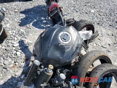 Piąte zdjęcie samochodu w środku: 2017 SUZUKI GSX-R600 VIN:JS1GN7FA9H2100682 - miniatura