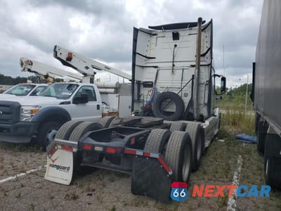 Czwarte zdjęcie samochodu z boku: 2012 VOLVO VNL SEMI TRUCK VIN:4V4NC9EH6CN547740 - miniatura