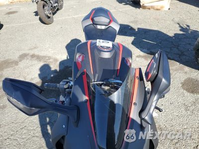 Piąte zdjęcie samochodu w środku: 2017 HONDA CBR1000 RA VIN:JH2SC775XHK000170 - miniatura