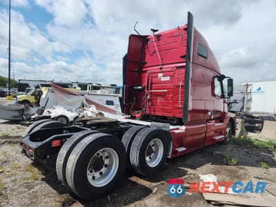 Czwarte zdjęcie samochodu z boku: 2016 VOLVO VN VNL VIN:4V4NC9EH8GN947529 - miniatura
