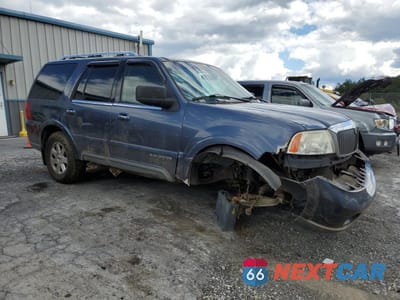 Czwarte zdjęcie samochodu z boku: 2003 LINCOLN NAVIGATOR VIN:5LMFU28RX3LJ05900 - miniatura