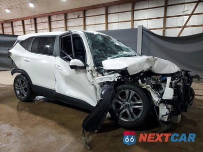 Czwarte zdjęcie samochodu z boku: 2023 KIA SELTOS LX VIN:KNDEPCAAXP7392013 - miniatura