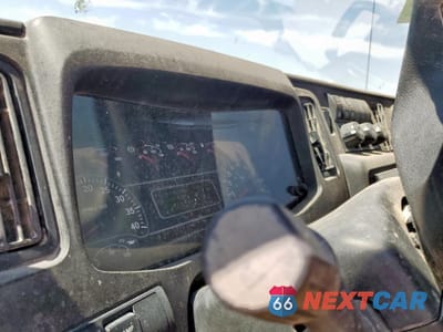 Zdjęcie 8 z 10 samochodu: 2019 INTERNATIONAL MV607 TRUCK CAB AND CHASSIS VIN:3HAEUMML6KL284970 - miniatura