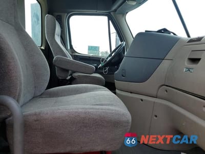 Piąte zdjęcie samochodu w środku: 2016 FREIGHTLINER CASCADIA 1 - TRUCKS VIN:1FUGGEDV2GLHB3950 - miniatura