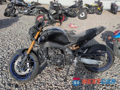 Trzecie zdjęcie samochodu z tyłu: 2021 YAMAHA MT09 D VIN:JYARN72E3MA000578 - miniatura