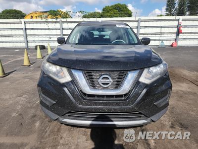 Piąte zdjęcie samochodu w środku: 2017 NISSAN ROGUE S VIN:JN8AT2MT3HW387720 - miniatura