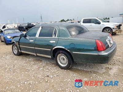 Drugie zdjęcie samochodu z przodu: 2000 LINCOLN TOWN CAR EXECUTIVE VIN:1LNHM81W8YY820974 - miniatura