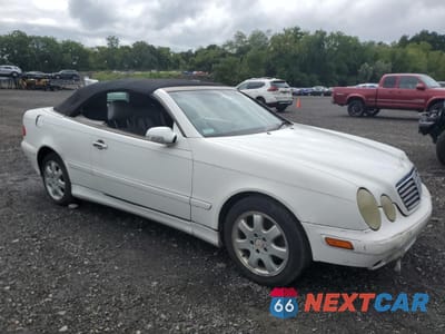 Czwarte zdjęcie samochodu z boku: 2000 MERCEDES-BENZ CLK 320 VIN:WDBLK65G8YT051738 - miniatura