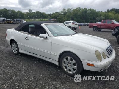 Czwarte zdjęcie samochodu z boku: 2000 MERCEDES-BENZ CLK 320 VIN:WDBLK65G8YT051738 - miniatura