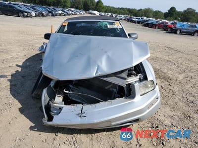 Piąte zdjęcie samochodu w środku: 2005 FORD MUSTANG VIN:1ZVFT84N055228514 - miniatura