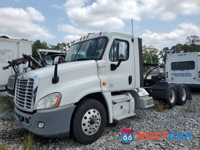 Drugie zdjęcie samochodu z przodu: 2016 FREIGHTLINER CASCADIA 1 - TRUCKS VIN:1FUGGEDV2GLHB3950 - miniatura