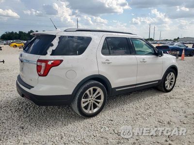 Trzecie zdjęcie samochodu z tyłu: 2019 FORD EXPLORER XLT VIN:1FM5K7D84KGB07390 - miniatura