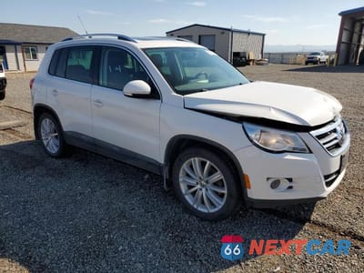 Czwarte zdjęcie samochodu z boku: 2011 VOLKSWAGEN TIGUAN S VIN:WVGBV7AX0BW569487 - miniatura