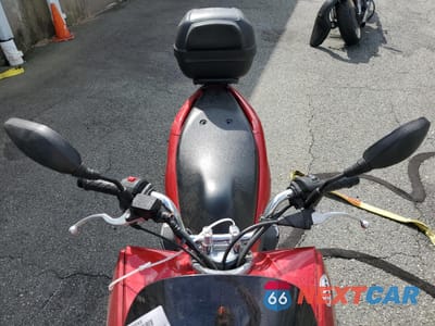 Piąte zdjęcie samochodu w środku: 2013 HONDA PCX 150 VIN:MLHKF1213D5004746 - miniatura