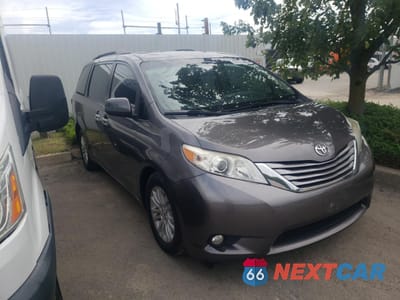 Czwarte zdjęcie samochodu z boku: 2017 TOYOTA SIENNA XLE VIN:5TDYZ3DC7HS806702 - miniatura