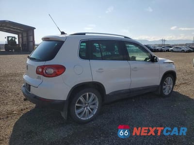 Trzecie zdjęcie samochodu z tyłu: 2011 VOLKSWAGEN TIGUAN S VIN:WVGBV7AX0BW569487 - miniatura