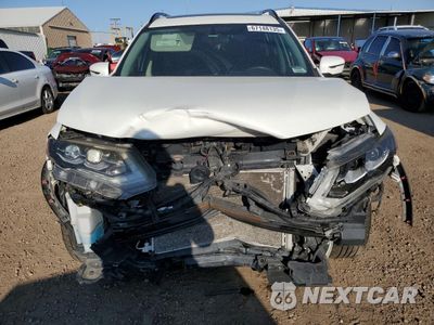 Piąte zdjęcie samochodu w środku: 2017 NISSAN ROGUE SV VIN:5N1AT2MV0HC768015 - miniatura