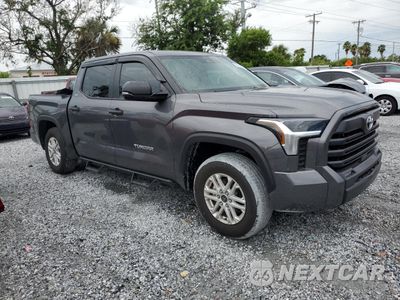 Czwarte zdjęcie samochodu z boku: 2024 TOYOTA TUNDRA CREWMAX SR VIN:5TFLA5AB5RX040246 - miniatura