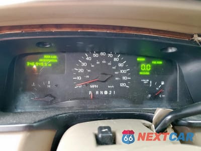 Zdjęcie 9 z 15 samochodu: 2000 LINCOLN TOWN CAR EXECUTIVE VIN:1LNHM81W8YY820974 - miniatura