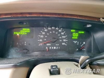 Zdjęcie 9 z 15 samochodu: 2000 LINCOLN TOWN CAR EXECUTIVE VIN:1LNHM81W8YY820974 - miniatura