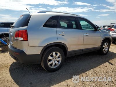 Trzecie zdjęcie samochodu z tyłu: 2013 KIA SORENTO LX VIN:5XYKTDA27DG419972 - miniatura