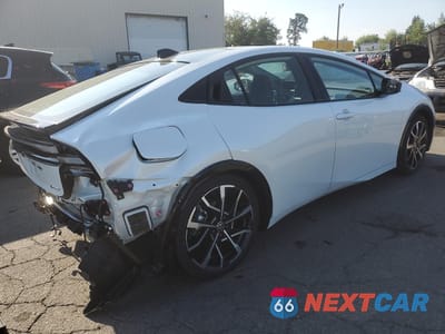 Trzecie zdjęcie samochodu z tyłu: 2025 TOYOTA PRIUS PRIME SE VIN:JTDACACU8S3041073 - miniatura