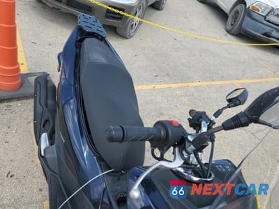 Piąte zdjęcie samochodu w środku: 2018 HONDA PCX 150 VIN:RLHKF1800JY300559 - miniatura