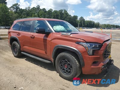 Czwarte zdjęcie samochodu z boku: 2024 TOYOTA SEQUOIA SR5 VIN:7SVAAABA8RX040625 - miniatura
